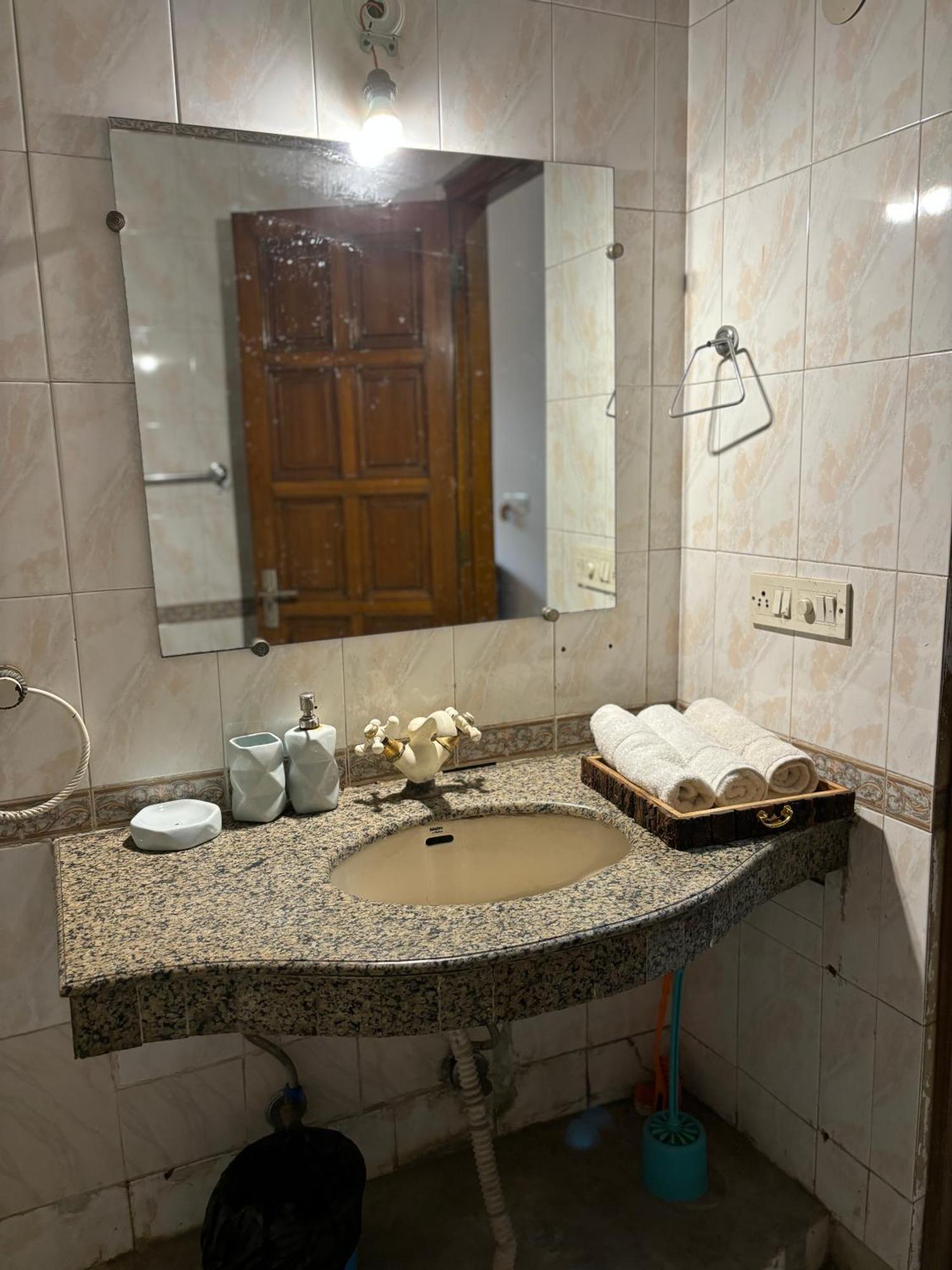Atharva'S Homestay By Goaround Homes - Nehru Enclave Metro, South Delhi Nova Deli Exterior foto